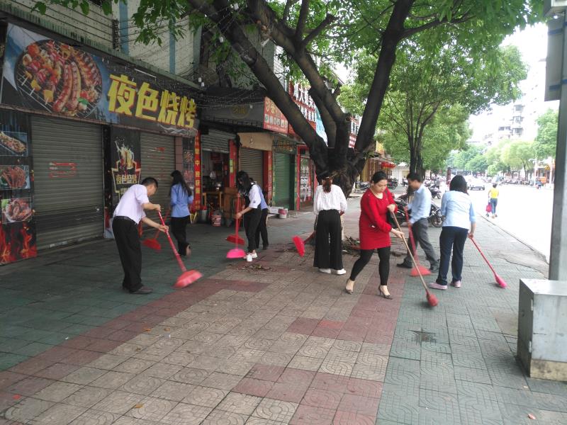 始興縣組織文明實踐志愿者積極清掃環境衛生.jpg