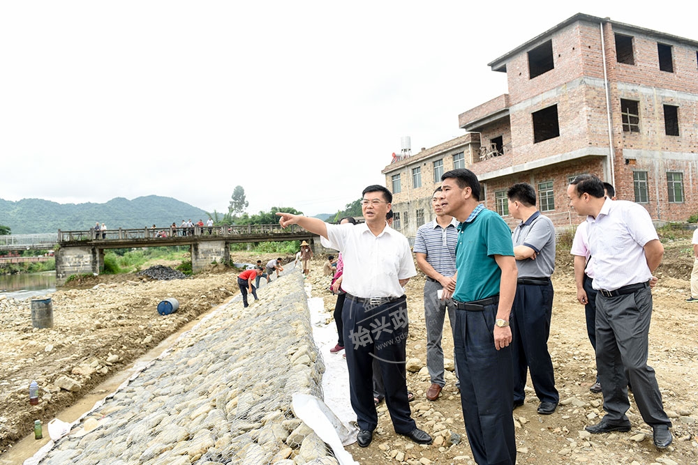 代縣長黃令遙調研中小河流治理工作