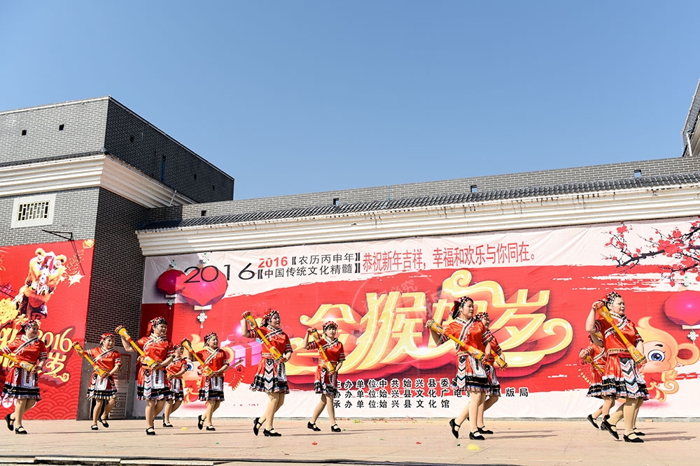 深渡水瑤族《長鼓舞》，多在瑤族傳統節日、慶祝豐收、喬遷或是婚禮喜慶的日子表演。瑤族長鼓舞的歷史悠久，在瑤族傳統的祭盤王儀典中和在一些驅鬼逐邪、治病占卜的巫術活動中常跳此舞。現在瑤族長鼓舞已經成為群眾性文娛活動。