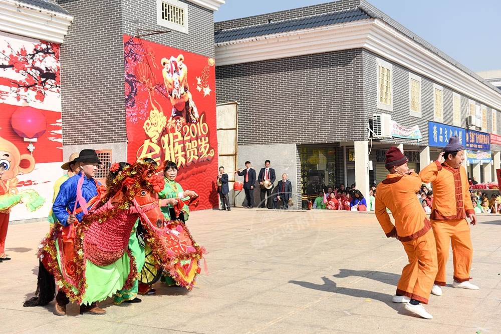 隘子舞阿妹，是流行于我縣清化地區的一種民間歌舞，舞蹈者帶著人們的美好祝愿到群眾中表演，在舞中主要反映農事活動，表演生動詼諧，深受廣大群眾的歡迎。
