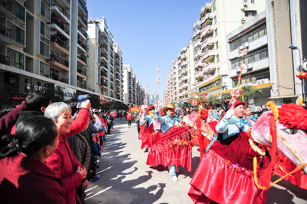 司前鎮表演的《舞紙馬》，是流行在我縣司前、隘子地區的一種民間藝術，人們常在春節期間舉行，以表現人們對生活的美好祝愿，并希望在新的一年里萬事如意、馬到成功！