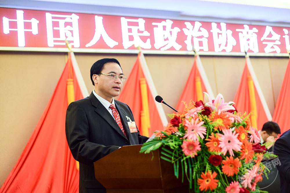 政協(xié)副主席鄧炳光作政協(xié)常委會工作報告