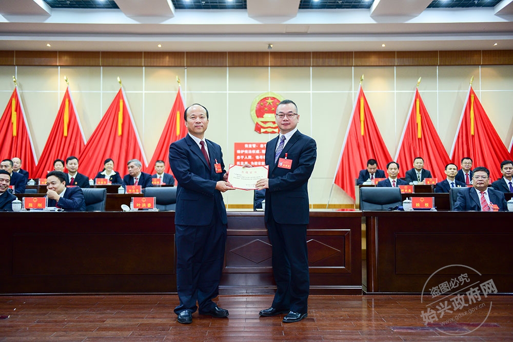 葉洪番當選縣長，圖為賴根為葉洪番（右）頒發當選證書