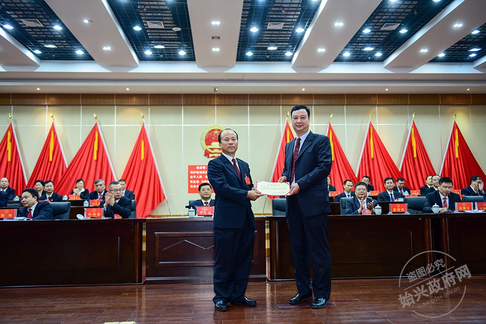 余志強當選為始興縣人民政府副縣長，，圖為賴根為余志強（右）頒發當選證書