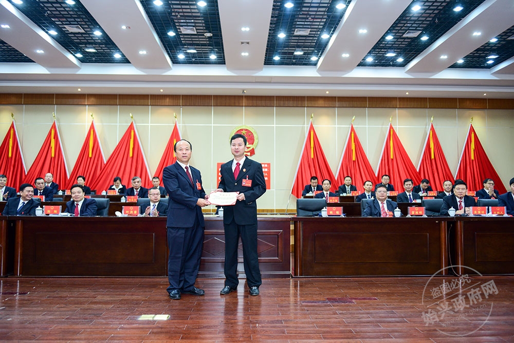 廖海岷當選始興縣人民法院院長，圖為賴根為廖海岷（右）頒發當選證書
