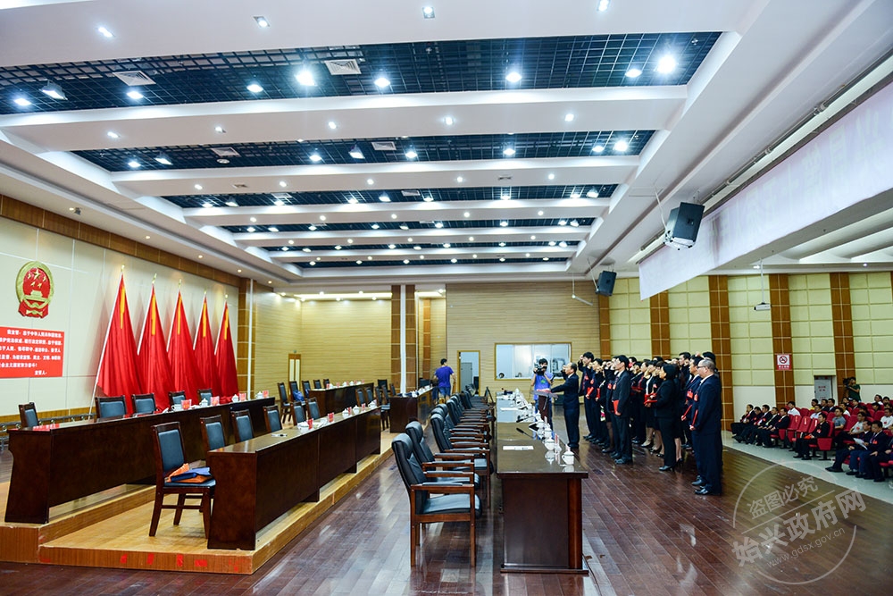 各項職務當選人進行就職憲法宣誓儀式，圖為賴根帶領人大常委會副主任、委員進行宣誓