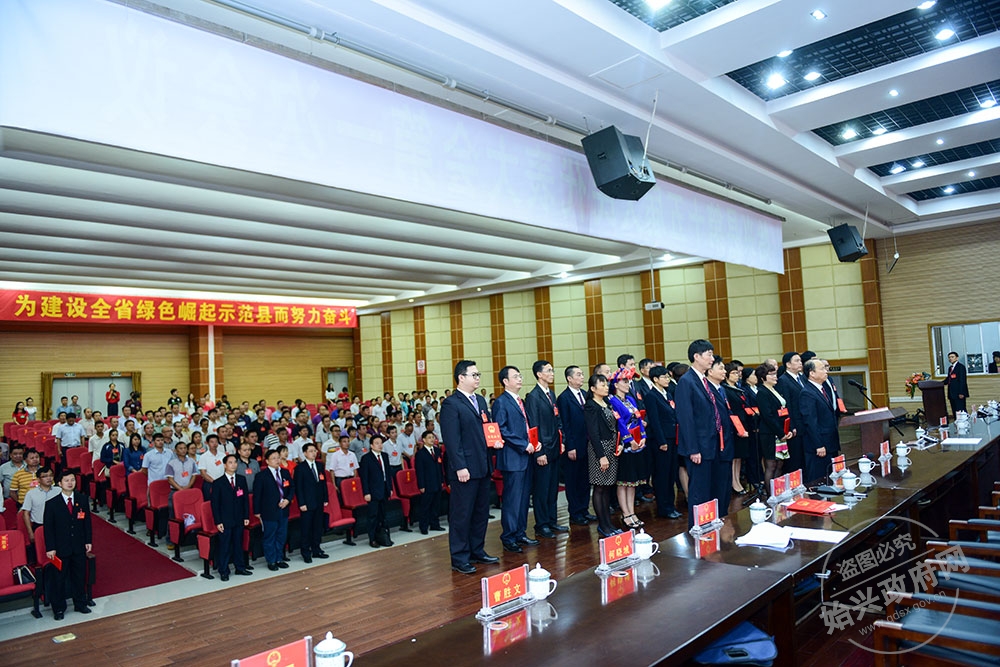 各項職務當選人進行就職憲法宣誓儀式，圖為賴根帶領人大常委會副主任、委員進行宣誓